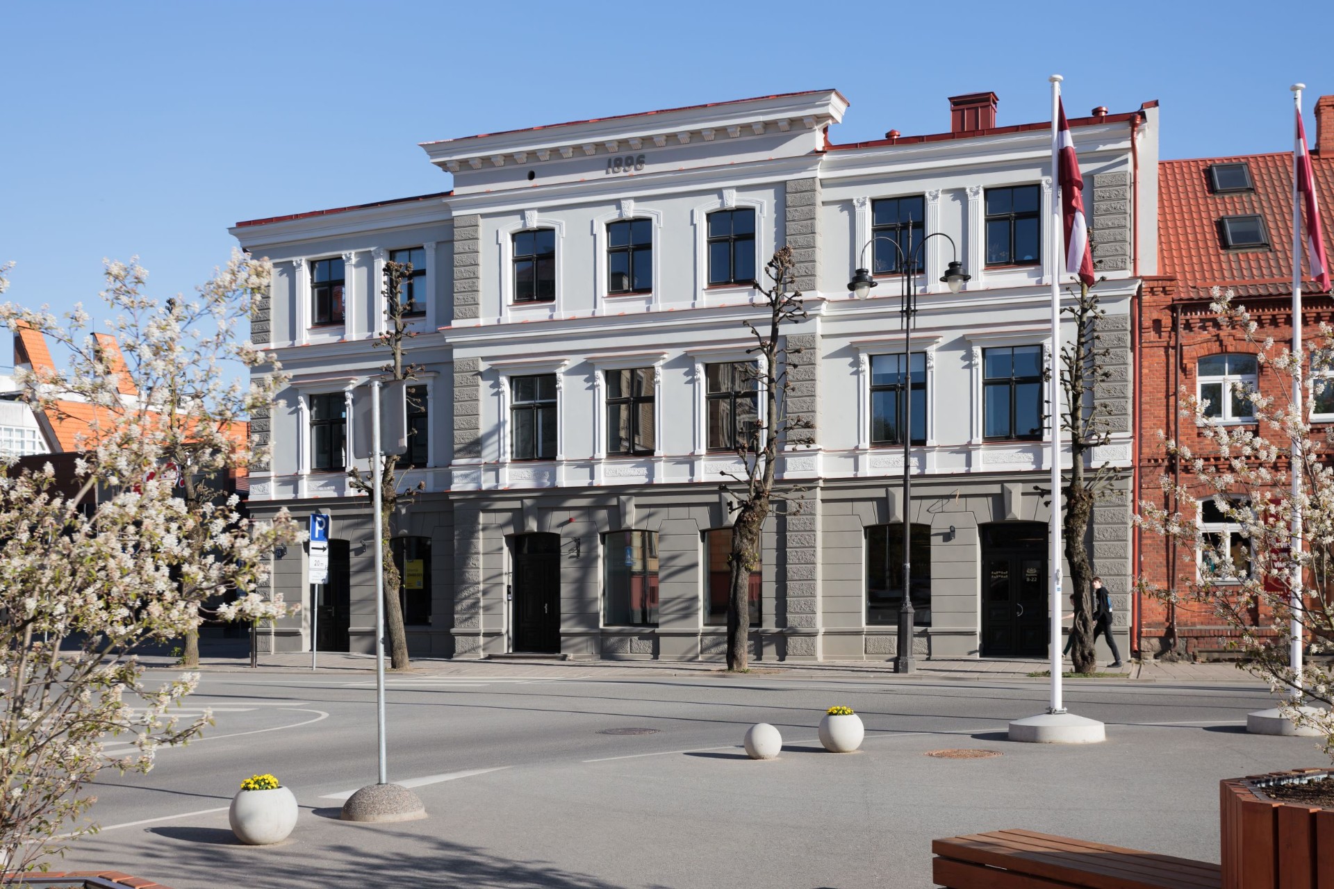 Centra Nams ēkas fasāde dienā